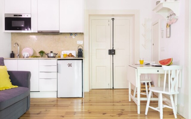 ALTIDO Chic 1BR Apt w/balcony close by Graça Viewpoint & tram stops