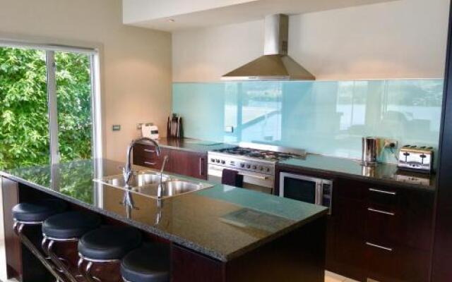 Lakeview Heights Luxury Apartment 2