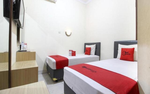 RedDoorz Plus near Stadion Mandala Krida