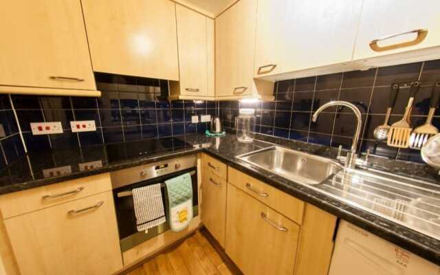 Quiet, Cozy 1BR Flat for 2 in Earls Court