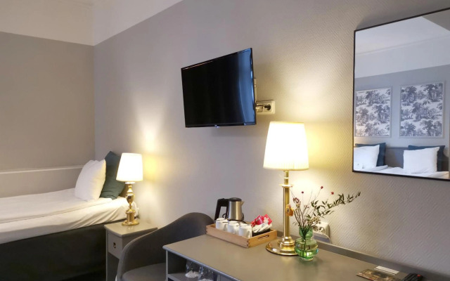 Crystal Plaza Hotel