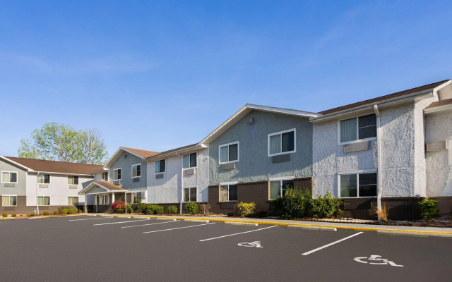 Super 8 by Wyndham South Boston VA