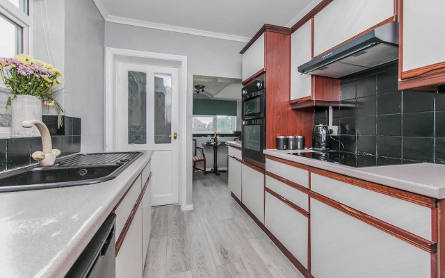 4br-sleeps10-parking-garden