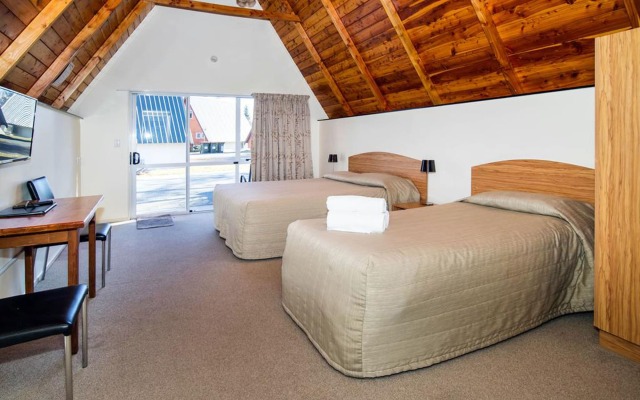 Mountain Chalets Motel