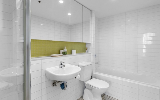 Stylish 2-bed With Terrace, 3-min Walk to Beach – Bathroom – Adelaide
