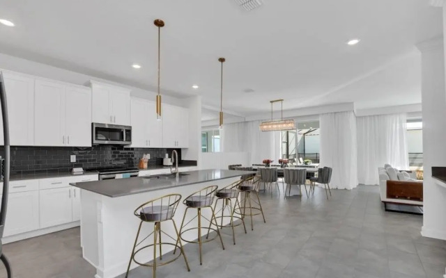 4350scene 6 Bedroom Villa