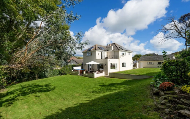 Peveril House, Spacious Eco-friendly Holiday Home