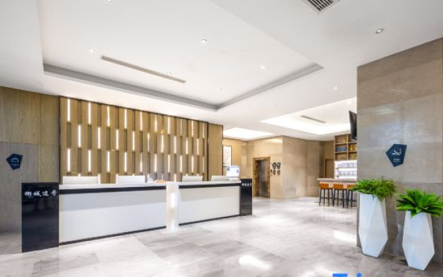 Yecheng Douhao Hotel (Haikou Yehai Avenue Zhengfa College)