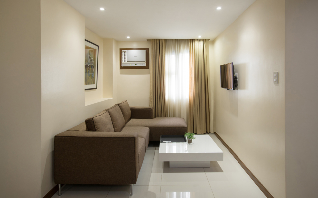Golden Prince Hotel and Suites