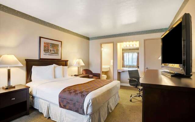 Travelodge by Wyndham Everett City Center