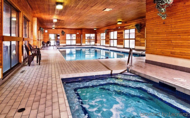 Econo Lodge Inn & Suites