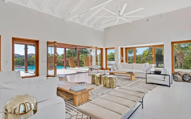 Modern Oasis Stunning Views of Golf Course River