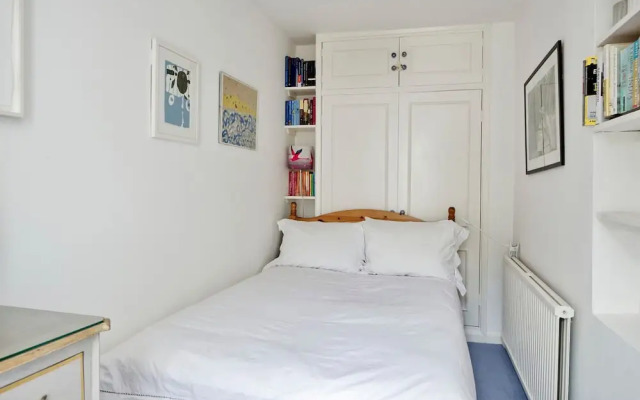Lovely 2-bed Garden Flat in West Kensington