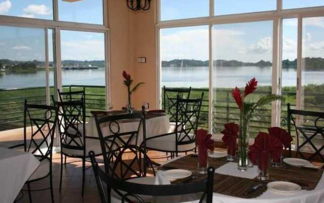 Ryan's Bay Hotel