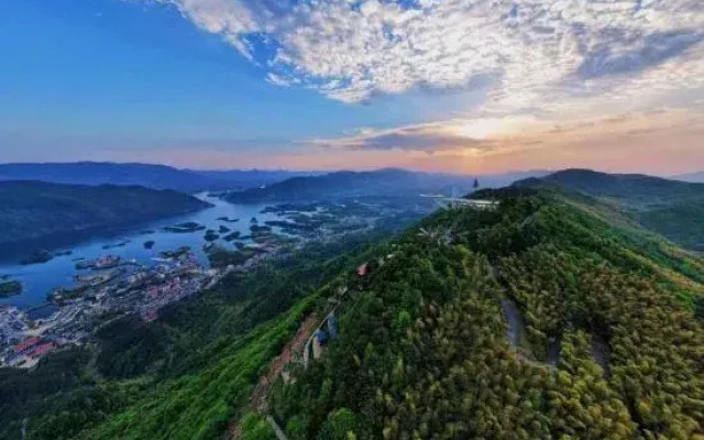 Xiandao Lake Four Seasons Lakeside Hotel (Sky City Scenic Area)