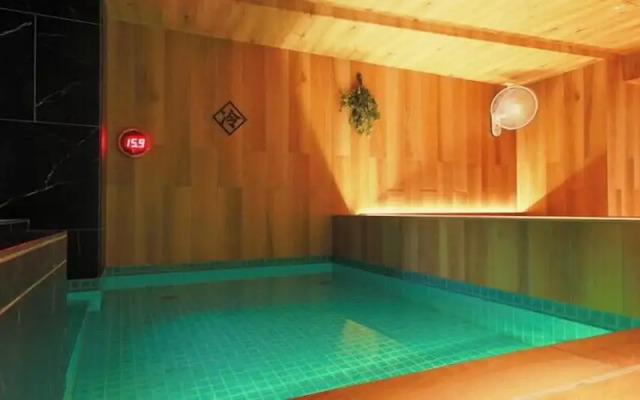 Rembrandt Cabin and Spa Shimbashi - Caters to Men