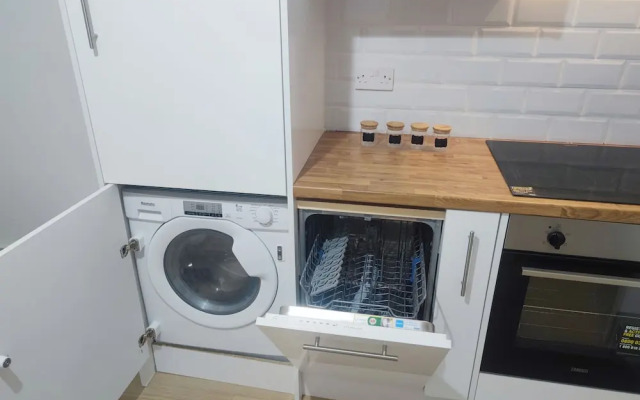2-bed Flat Near Park in Central London
