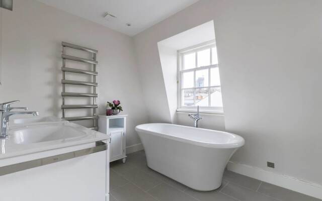 Gorgeous 5 Bed Sleeps 10 In Battersea Village