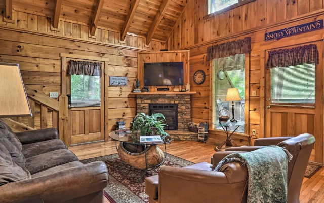 Gatlinburg Mountainside Escape w/ Deck & Hot Tub!