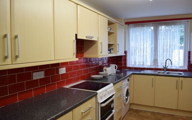 Spacious 2 Bedroom House in Bow