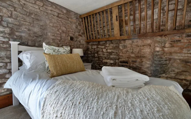 Barn in Peak District with Countryside Views