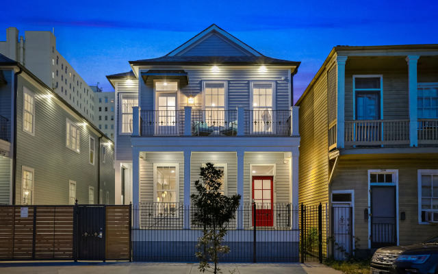 Spacious 5BR Urban Retreat with Balcony & Pool