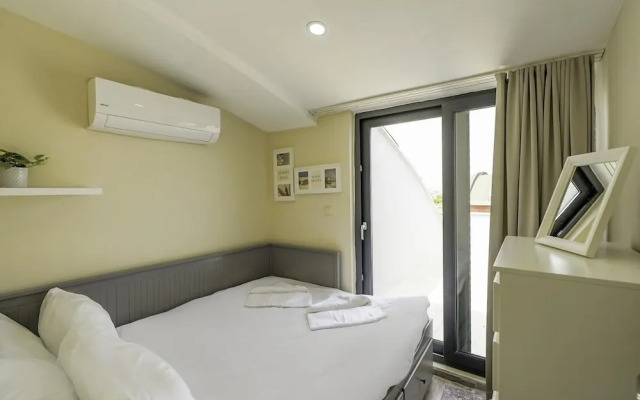 Flat w Shared Pool and Balcony 8 min to Beach