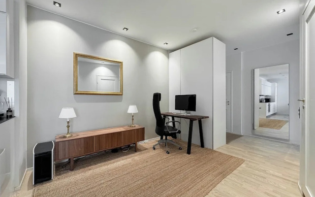 Stylish Downtown 2BR Flat with Sauna and Work Area