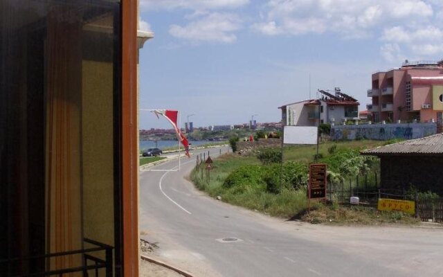 Lucky Beach Apartments