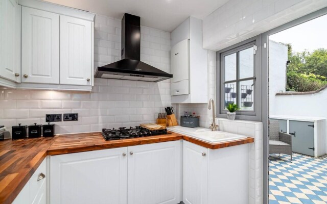 Classic Designer Beautiful 1 Bed Home With Parking