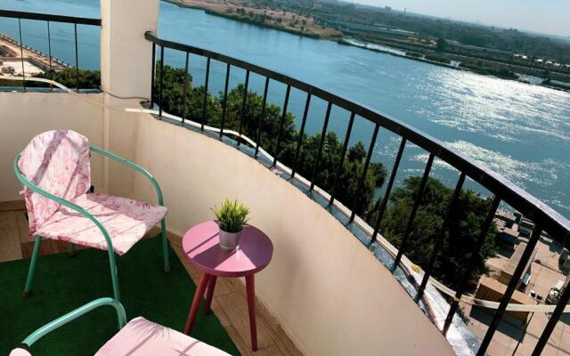 Nile Pyramidal View Apartment