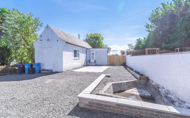 Lovely 1-bed Cottage in Kelty With Hot Tub