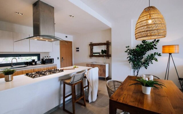 Amazing Condo With Picuzzi Steps From the Beach