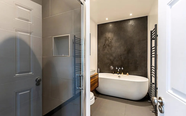 Rustic and Contemporary Haven in Brixton