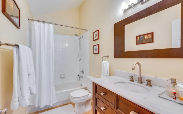 13 Mi to Dtwn Denver: Arvada Townhome w/ Deck