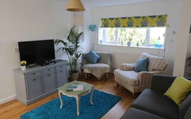 4a Dolphin Close