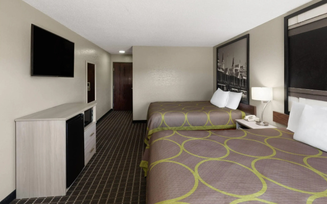 Super 8 by Wyndham Shepherdsville / Louisville South I65