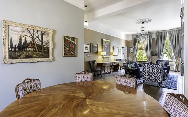 Well-designed Chelsea Flat
