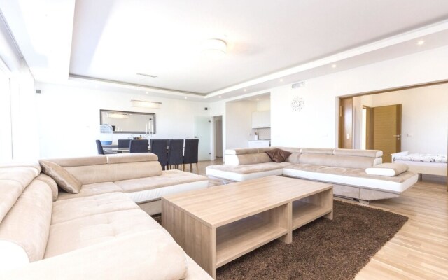 Villa With 5 Bedrooms in Pomer, With Private Pool, Enclosed Garden and