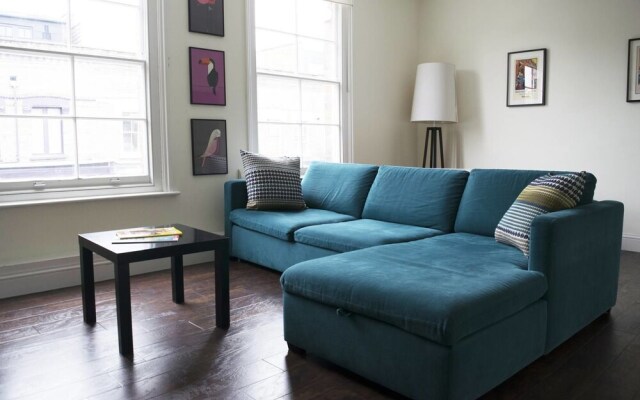 Trendy 2BR Home in Heart of Chiswick, 4 Guests!