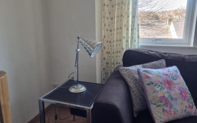 Lovely 2 Bedroom Apartment With Private Parking