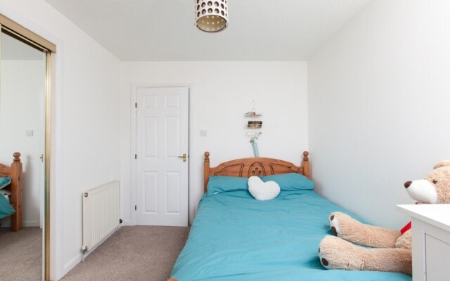 Ideal Fringe Base: Great Value + Free Parking!