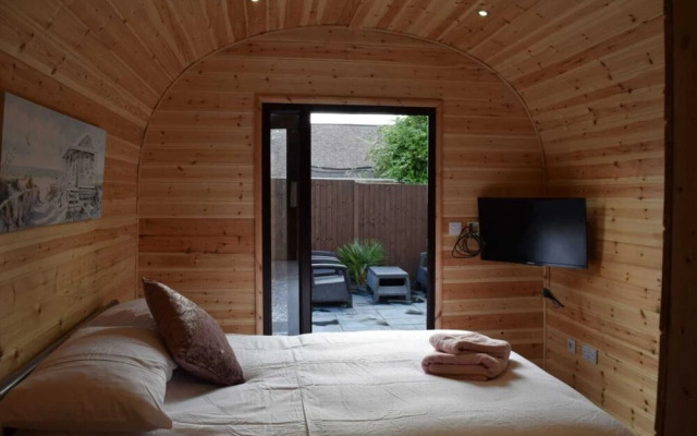 Impeccable1 Double bed Cabin in Poole With Hot Tub