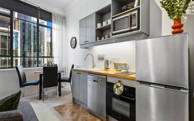 Cosy Central Apartment - Charming Building