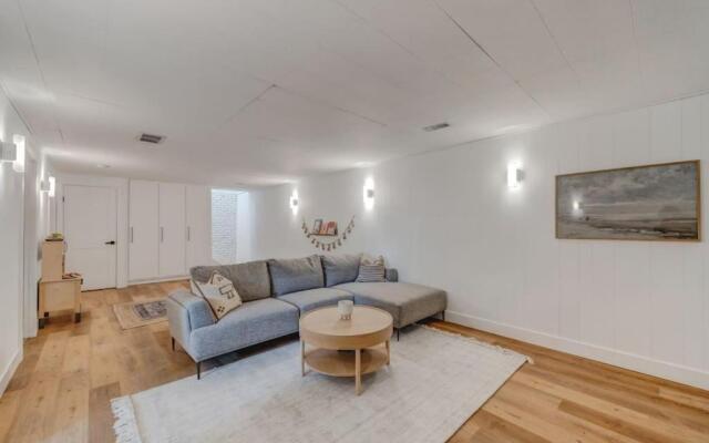 The Elm, 4 Bed Bungalow with Backyard and Firepit