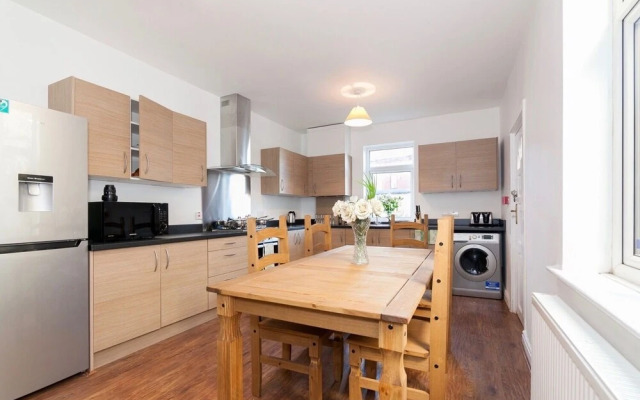 6 Bed House near Manchester