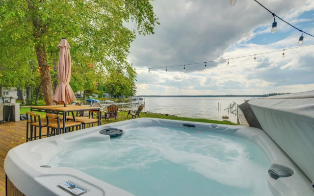 Kalkaska Retreat: Private Hot Tub, Dock, Fireplace