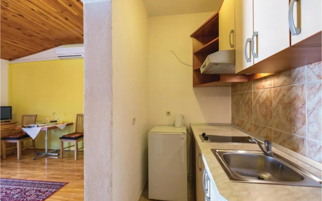 Two-Bedroom Apartment Makarska with Sea View 03