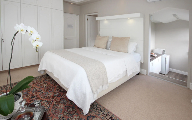 Hermanus Beachfront Lodge