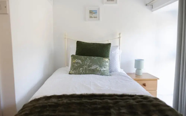 4 Guests - Pet Friendly - Fireplace - Parking